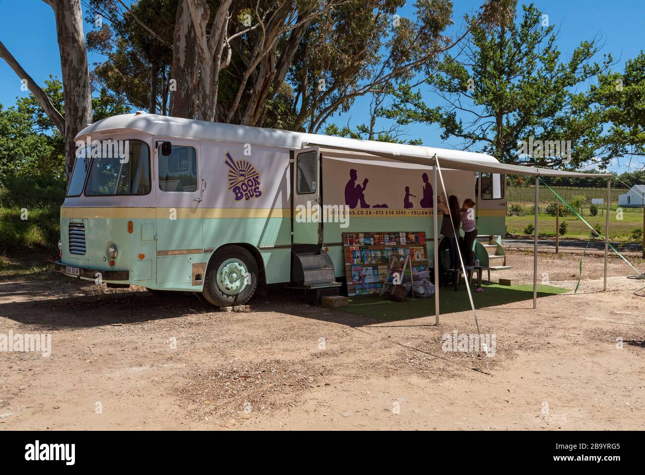 Elgin, Capo Occidentale, Sud Africa. Dic 2019. Un bus libro e luogo di apprendimento parcheggiato a Elgin, Capo Occidentale, Sud Africa. Foto Stock Elgin, Capo Occidentale, Sud Africa. Dic 2019. Un bus libro e luogo di apprendimento parcheggiato a Elgin, Capo Occidentale, Sud Africa. Foto Stock