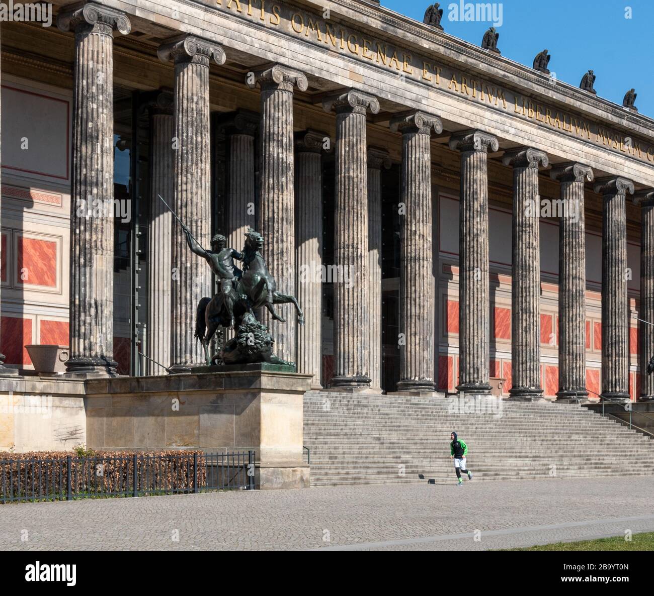 Jogger Lone che corre davanti al Museo Altes nel centro di Berlino durante il blocco dei coronavirus Foto Stock