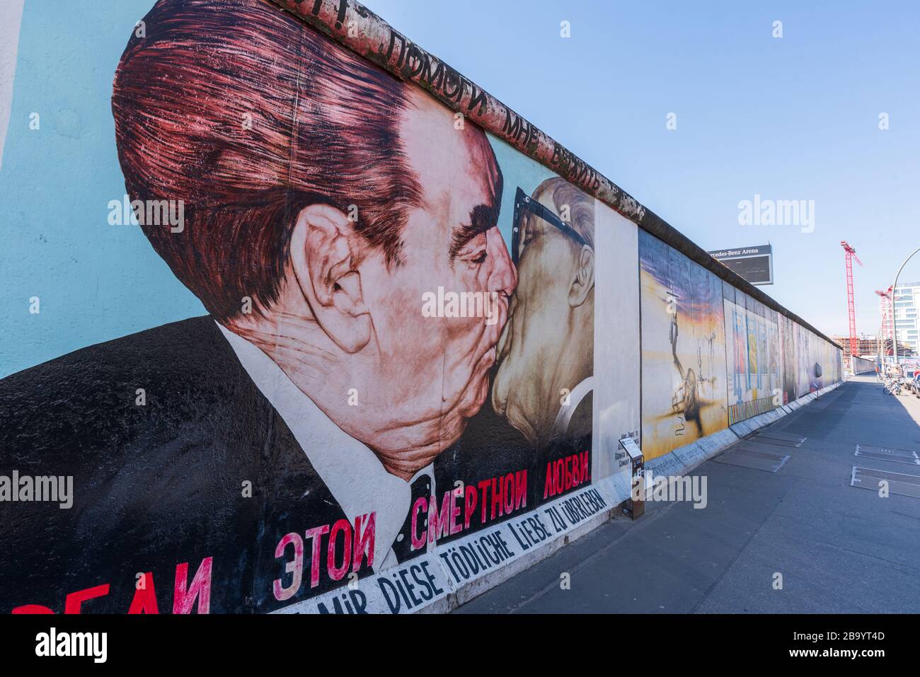 La East Side Gallery, un tratto intatto del Muro di Berlino che è di solito affollato dai turisti, è deserta a causa del blocco del virus corona Foto Stock