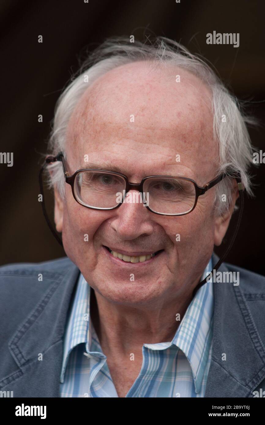 Nicholas Mosley, vincitore del Whitbread Book Award, autore di "Inventing God", al Festival Internazionale del Libro di Edimburgo, Scozia, agosto 2003. Sir Nicholas Mosley, 7° baronetto, di Ancoats, 3° barone Ravensdale, MC (25 giugno 1923), è un . È il figlio maggiore di Sir Oswald Mosley. Foto Stock