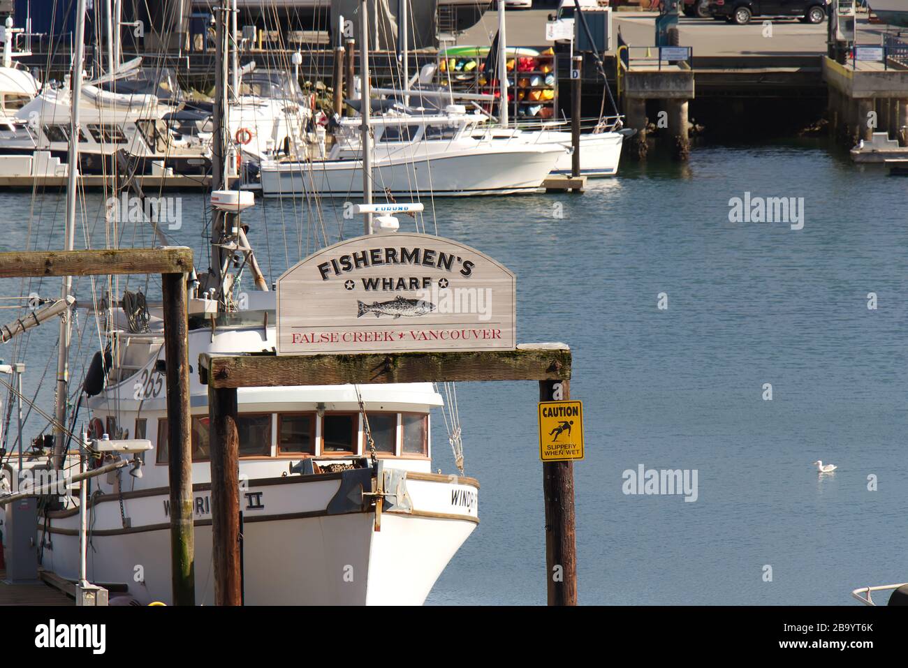 Vancouver, Canada - 29 febbraio 2020: Vista del cartello 'Benvenuti al False Creek Fishermen's Wharf' nel centro di Vancouver Foto Stock