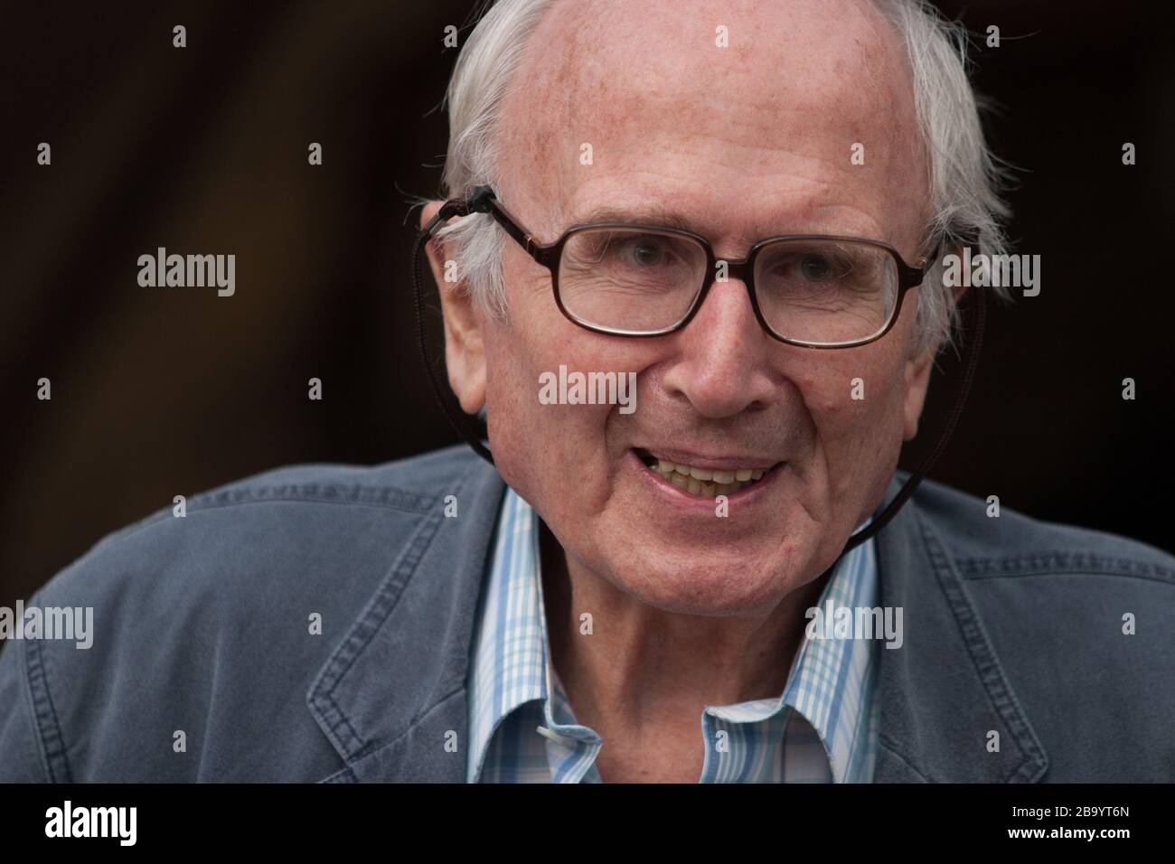 Nicholas Mosley, vincitore del Whitbread Book Award, autore di "Inventing God", al Festival Internazionale del Libro di Edimburgo, Scozia, agosto 2003. Sir Nicholas Mosley, 7° baronetto, di Ancoats, 3° barone Ravensdale, MC (25 giugno 1923), è un . È il figlio maggiore di Sir Oswald Mosley. Foto Stock