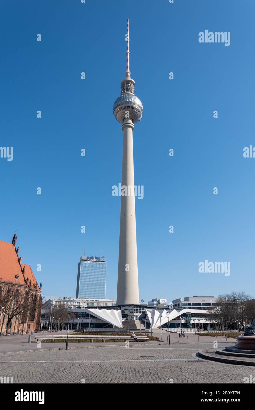 Piazza Alexanderplatz vuota nel centro di Berlino durante il blocco dei coronavirus Foto Stock