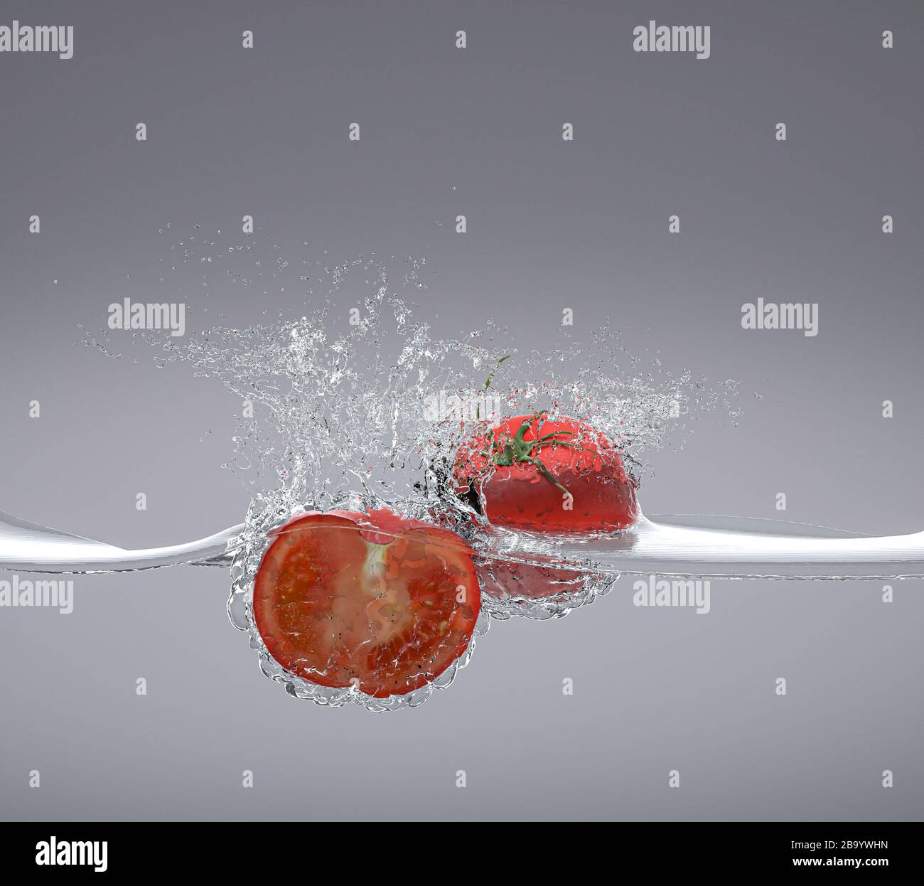 i pomodori cadono nell'acqua spruzzando intorno. concetto di alimento fresco e naturale. rendering 3d. nessuno intorno Foto Stock