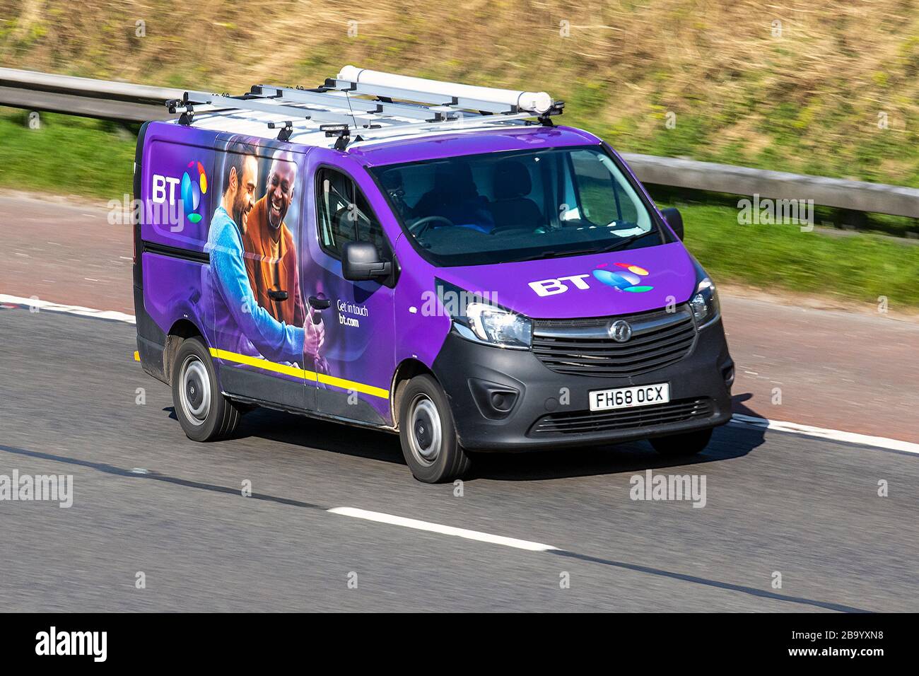 BT nuovo logo viola; veicoli in movimento, guida di veicoli, strade, motori, motorizzazione sull'autostrada M6 Foto Stock