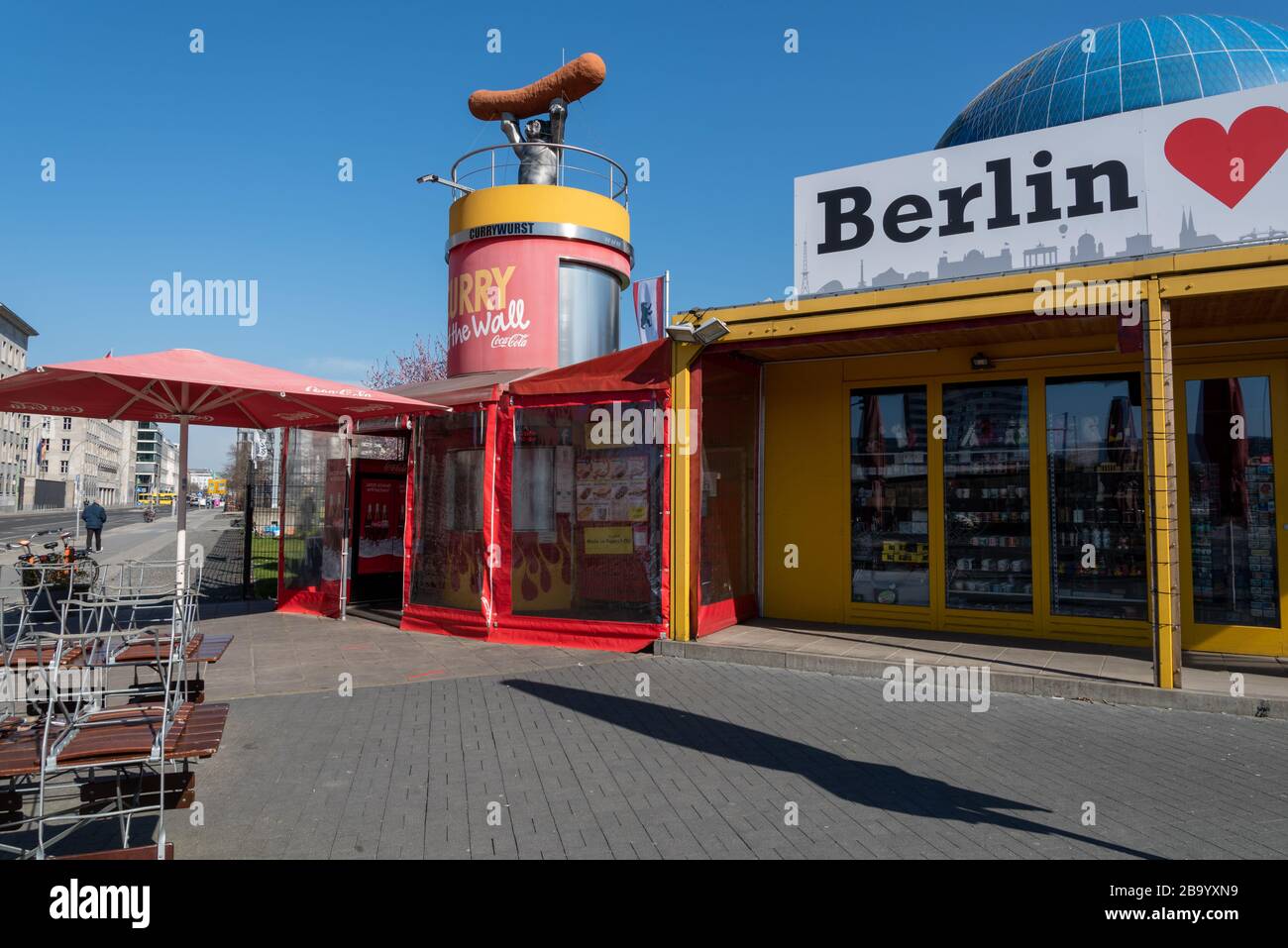 Negozio di souvenir turistico deserto a Berlino durante la chiusura dei coronavirus, Berlino, Germania Foto Stock