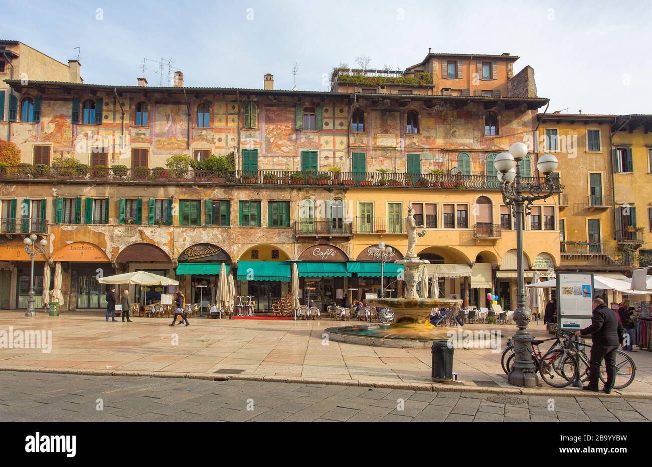 Piazza delle Erbe, Fontana, Verona, Veneto, Italia, Europa Foto Stock