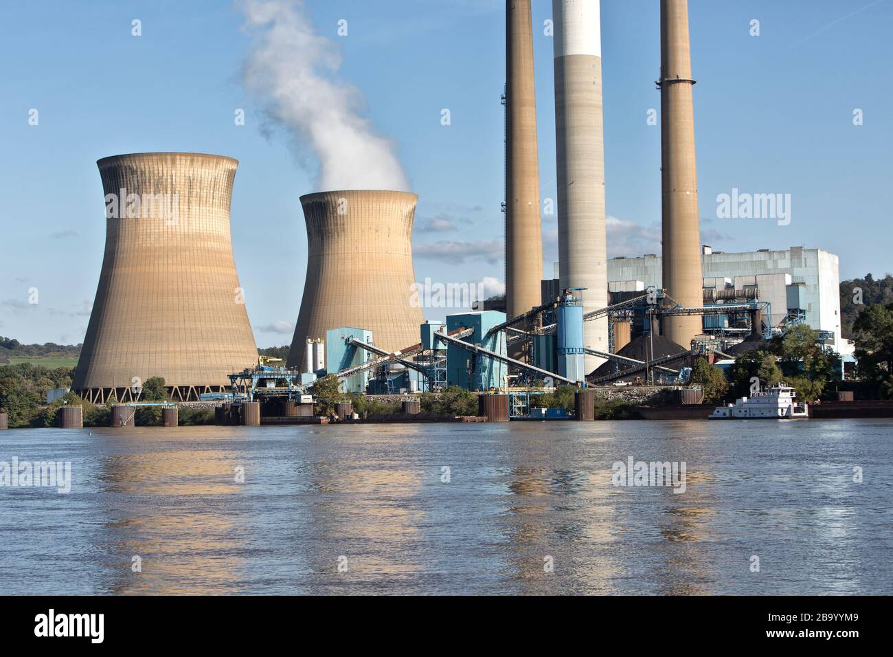Centrale elettrica Pleasants, centrale a carbone, centrale a carbone 1,3 gigawatt, torri di raffreddamento, fiume Ohio. Foto Stock