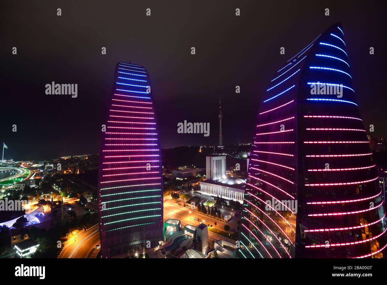 Alto punto di vista del grattacielo Flame Towers di notte a Baku, Azerbaigian con illuminazione che mostra i colori Azeri bandiera. Costruzione moderna. Foto Stock