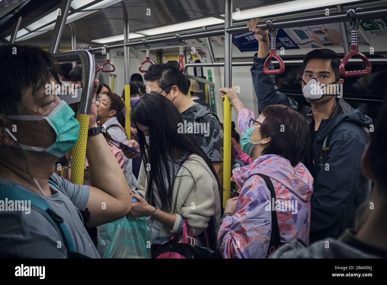 Hong Kong, Hong Kong. 19 Mar 2020. Hong Kong persone che viaggiano su un treno indossando maschere facciali come misura preventiva durante la pandemic del virus della corona. Hong Kong ha finora riferito un totale di 410 casi confermati di coronavirus COVID-19 e 4 persone sono morte di conseguenza. Credit: Tang Yan/SOPA Images/ZUMA Wire/Alamy Live News Foto Stock