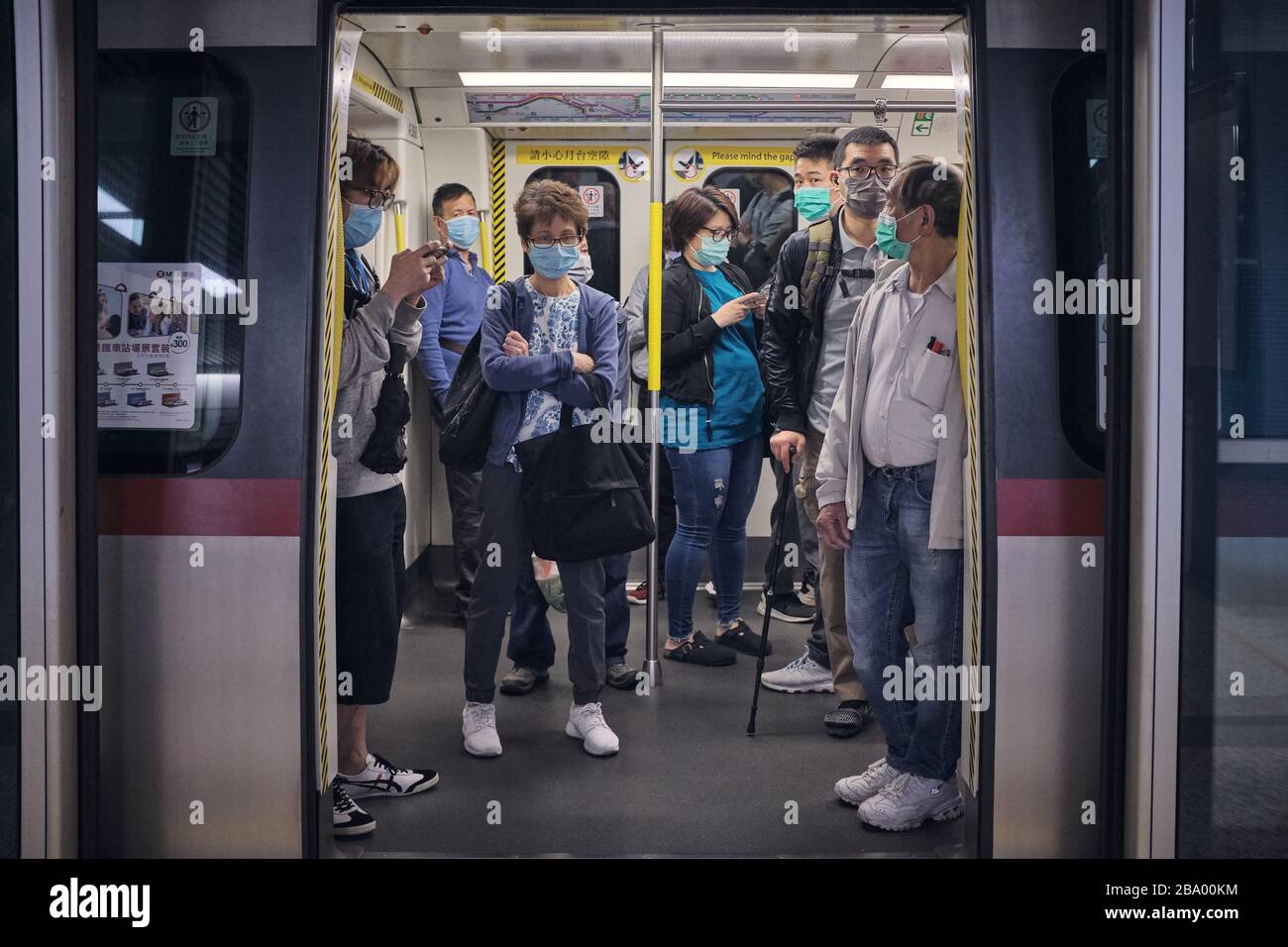 Hong Kong, Hong Kong. 19 Mar 2020. Hong Kong persone che viaggiano su un treno indossando maschere facciali come misura preventiva durante la pandemic del virus della corona. Hong Kong ha finora riferito un totale di 410 casi confermati di coronavirus COVID-19 e 4 persone sono morte di conseguenza. Credit: Tang Yan/SOPA Images/ZUMA Wire/Alamy Live News Foto Stock