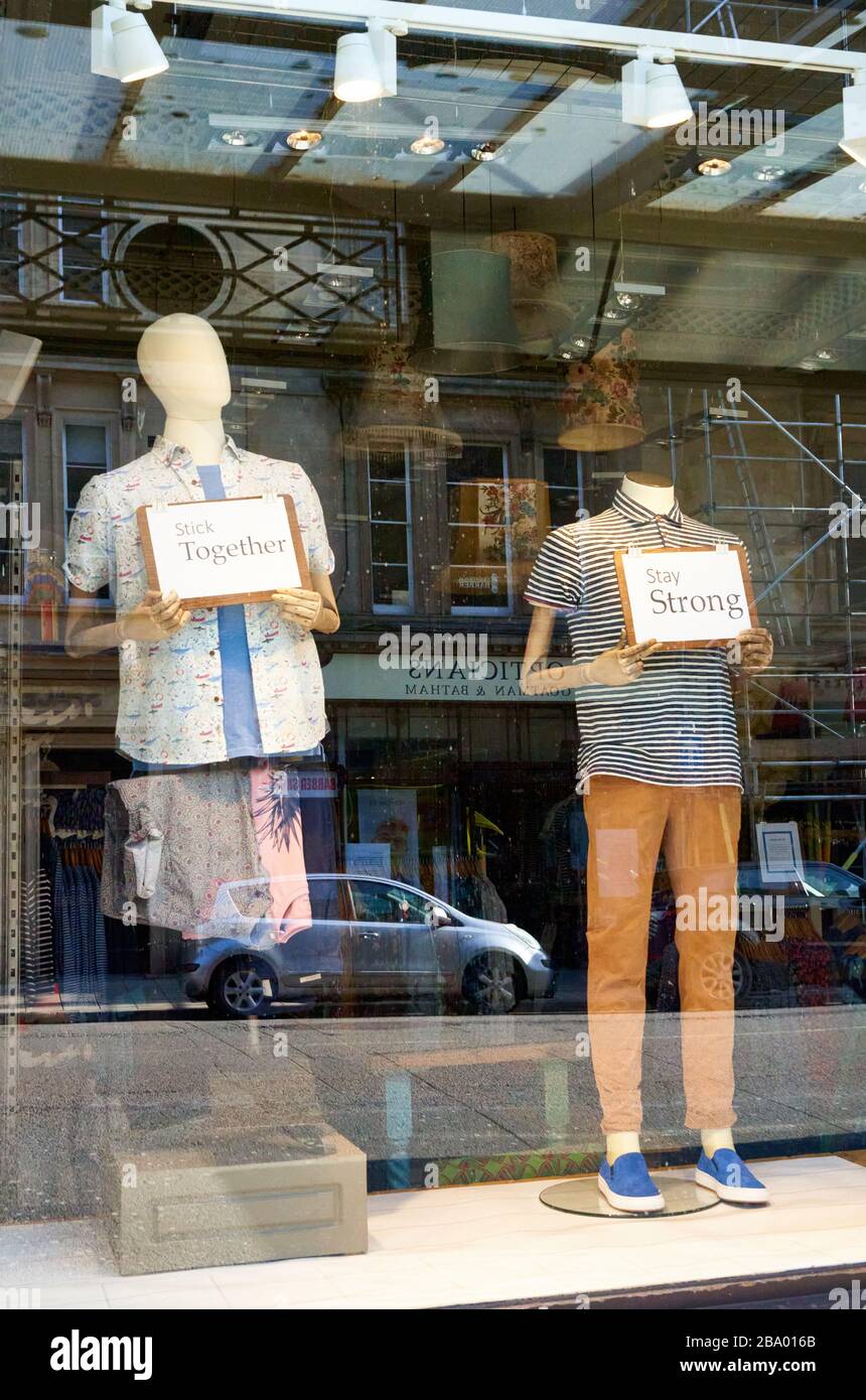 Mannikins tiene messaggi di incoraggiamento e di sostegno in una vetrina di un negozio di abbigliamento chiuso durante la pandemia Coronavirus Covid 19 del 2020 Foto Stock
