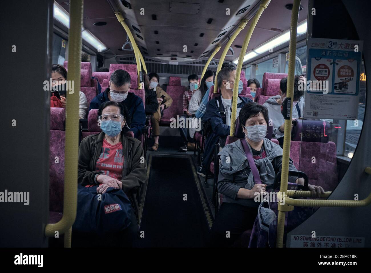 Hong Kong, Hong Kong. 20 Marzo 2020. Hong Kong persone che viaggiano su un autobus indossando maschere facciali come misura preventiva durante la pandemia del virus della corona. Hong Kong ha finora riferito un totale di 410 casi confermati di coronavirus COVID-19 e 4 persone sono morte di conseguenza. Credit: Tang Yan/SOPA Images/ZUMA Wire/Alamy Live News Foto Stock