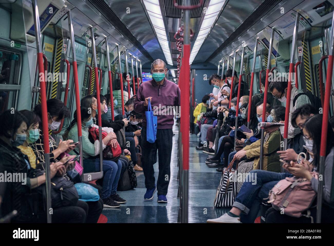 Hong Kong, Hong Kong. 19 Mar 2020. La gente viaggia su un treno che indossa maschere facciali come misura preventiva durante la pandemic del virus della corona.Hong Kong ha riferito finora un totale di 410 casi confermati del coronavirus COVID-19 e 4 persone sono morte come risultato. Credit: Tang Yan/SOPA Images/ZUMA Wire/Alamy Live News Foto Stock