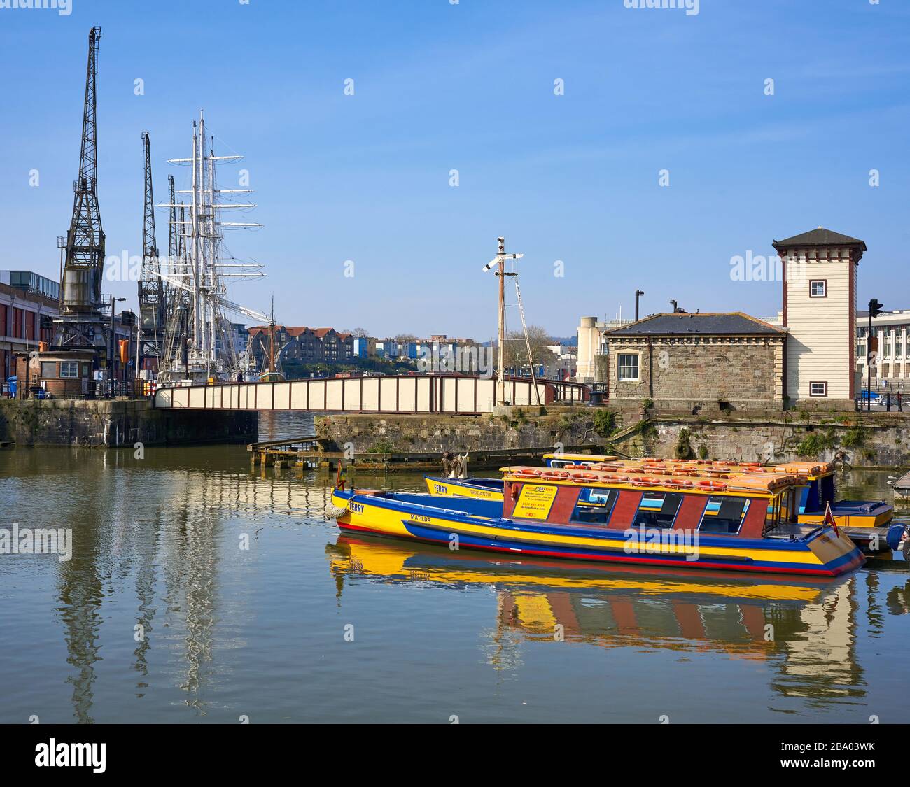 Prince Street Swing Bridge con Bristol Ferry Boats Matilda e Brigantia sul Bristol Floating Harbour Regno Unito Foto Stock