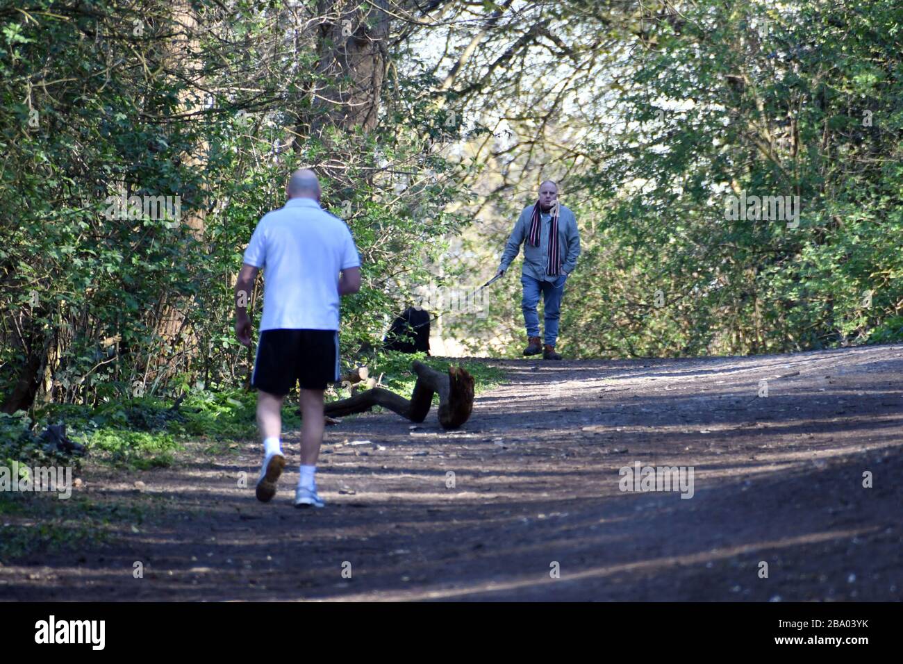 Kent, Regno Unito. 25 Marzo 2020. Persone a Franks Park a Erith durante la chiusura di Coronavirus, Kent, UK Erith, Kent, UK. 25 Marzo 2020. Credit: Nils Jorgensen/Alamy Live News Foto Stock