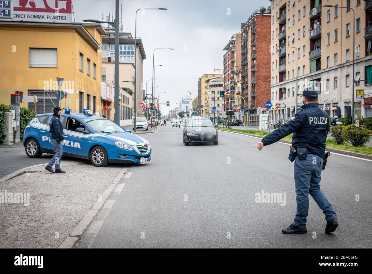 Milano, Italia. 25 Marzo 2020. Milano - Coronavirus - controlli di polizia in partenza da Milano su Viale Monza (Marco Passaro/Fotogramma, Milano - 2020-03-25) p.s. la foto e' utilizzabile nel rispetto del contatto in cui e' stata vista, e senza diffamatorio del decoro delle persone presentato Credit: Independent Photo Agency Srl/Alamy Live News Foto Stock