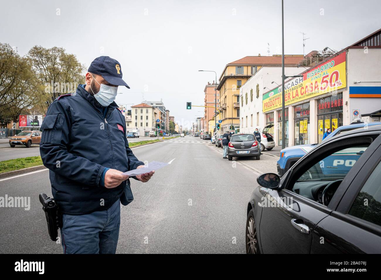 Milano, Italia. 25 Marzo 2020. Milano - Coronavirus - controlli di polizia in partenza da Milano su Viale Monza (Marco Passaro/Fotogramma, Milano - 2020-03-25) p.s. la foto e' utilizzabile nel rispetto del contatto in cui e' stata vista, e senza diffamatorio del decoro delle persone presentato Credit: Independent Photo Agency Srl/Alamy Live News Foto Stock