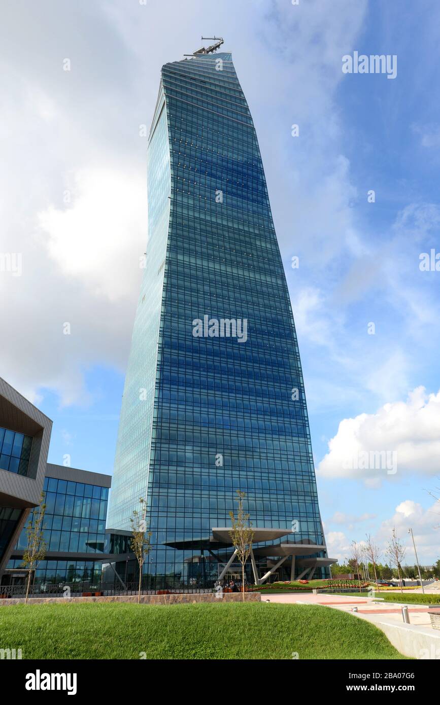 SOCAR Tower, l'edificio più alto di Baku, Azerbaigian, di proprietà della state Oil Company della Repubblica di Azerbaigian. Grattacielo moderno. Foto Stock