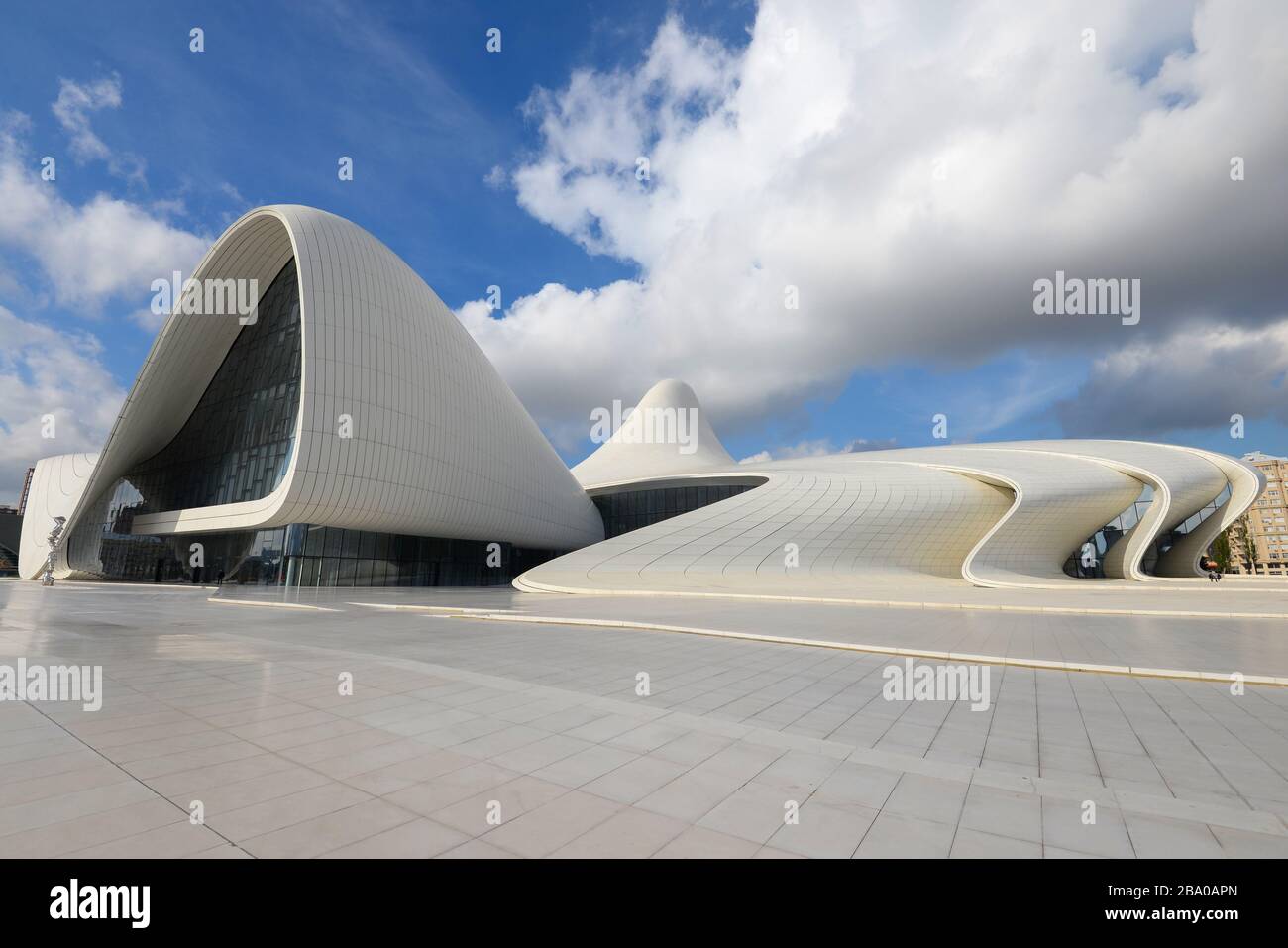 Vista frontale del Centro Culturale Heydar Aliyev di Baku, Azerbaigian. Architettura di stile curvo di Zaha Hadid. Centro Culturale. Costruzione moderna. Foto Stock