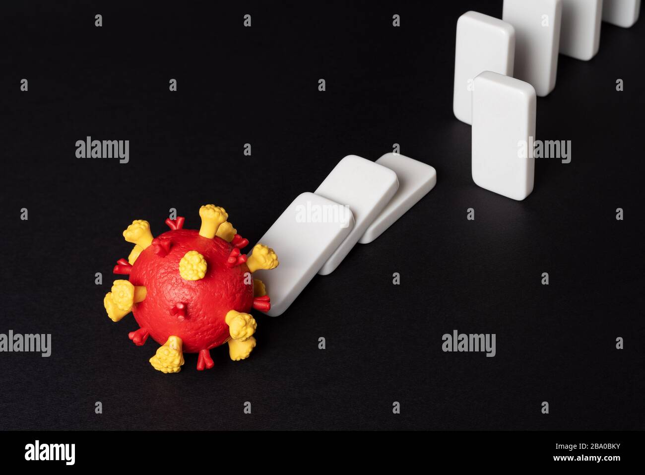 Stare lontano dagli altri può aiutare a fermare la diffusione del Coronavirus. COVID-19 Pandemic Foto Stock