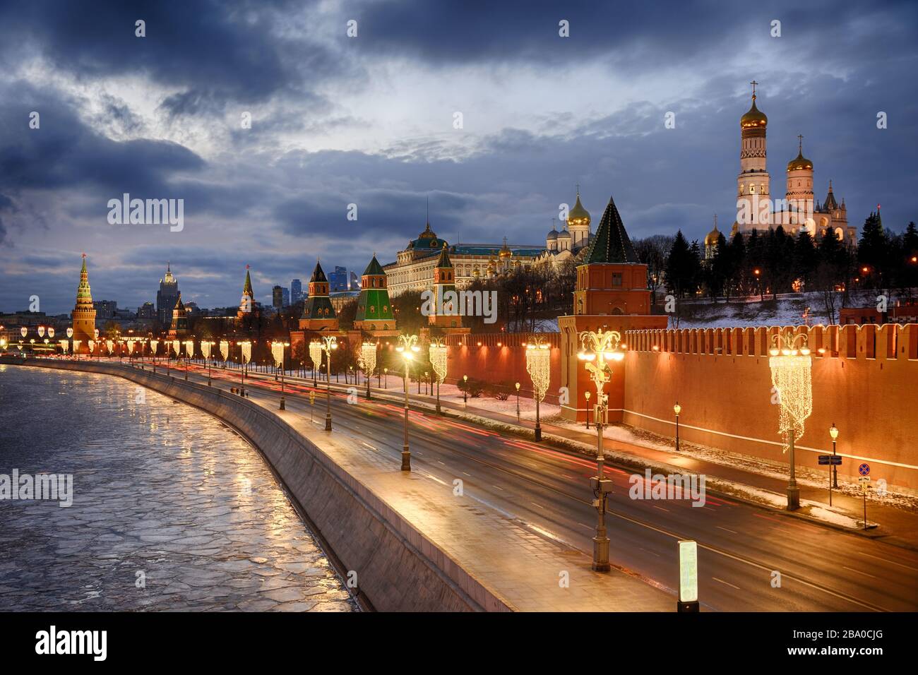 = Kremlevskaya Embankment e Mosca Cremlino in Inverno crepuscolo = Notte Mosca paesaggio urbano con la vista dal Ponte Bolshoy Moskvoretsky sul fiume Foto Stock