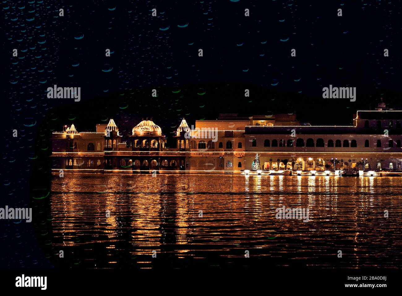 Jagmandir Island Palace udaipur (Rajasthan). Uno dei migliori hotel in udaipur.Jag Mandir è un palazzo costruito su un'isola nel Lago Pichola. Foto Stock