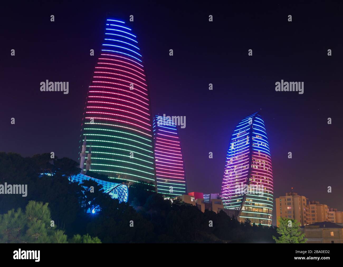 Flame Towers di notte a Baku, in Azerbaigian. Edifici moderni illuminati con colori della bandiera dell'Azerbaigian. Costruzione a forma di fiamma nel Caucaso. Foto Stock
