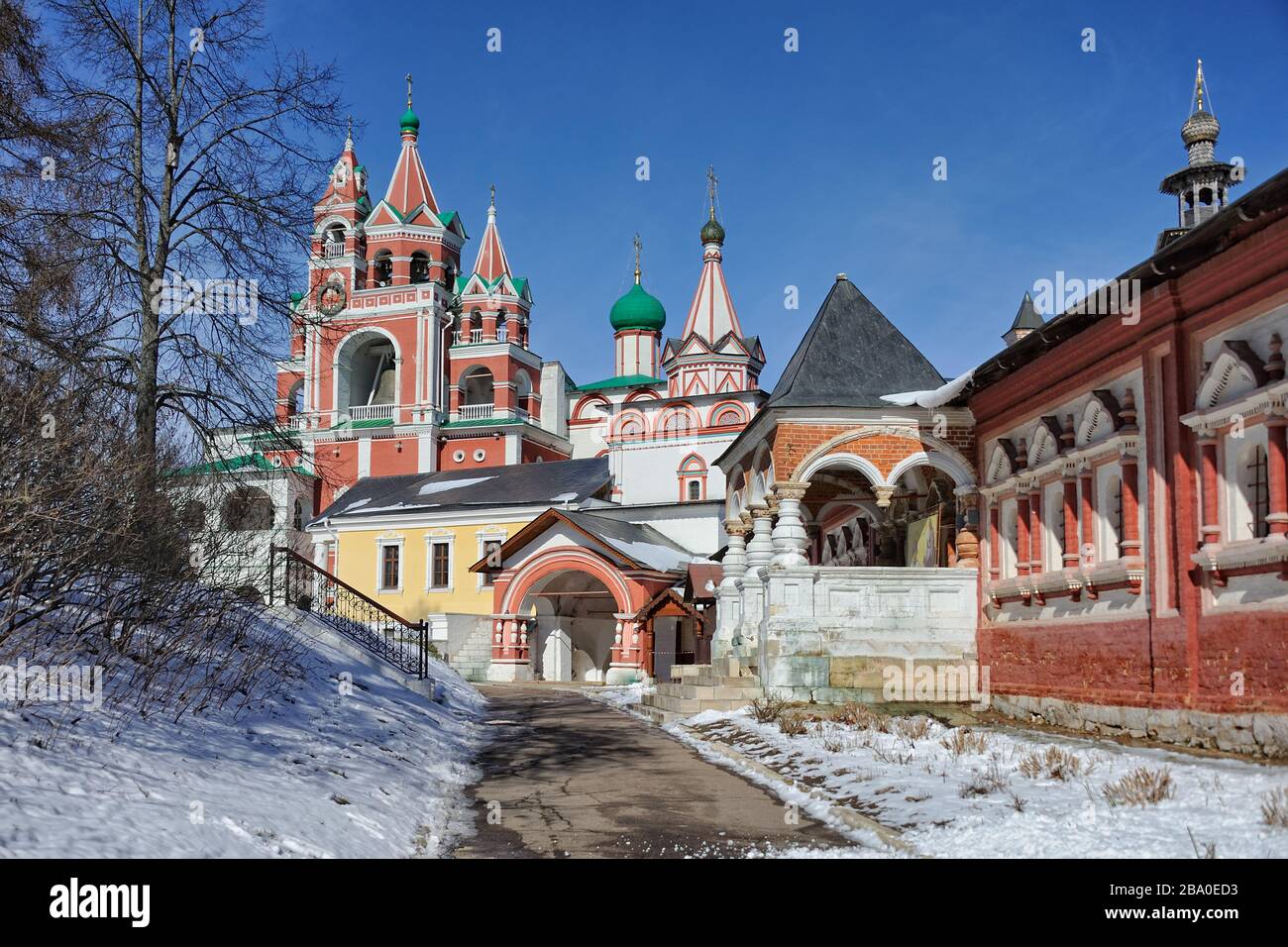 Ensemble del Monastero di Savvino-Storozhevsky a fine inverno . Zvenigorod, Russia. Foto Stock