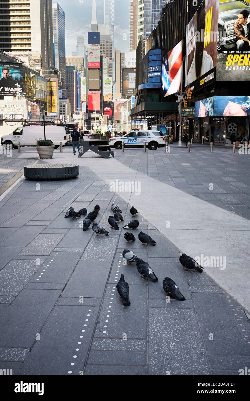 New York Times Square durante la quarantena dello scoppio del virus Corona, per lo più vuota Foto Stock