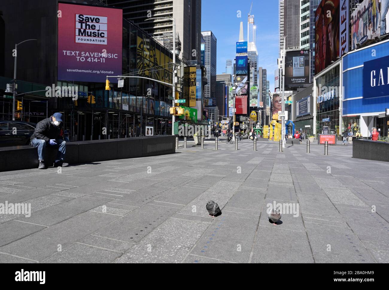 New York Times Square durante la quarantena dello scoppio del virus Corona, per lo più vuota Foto Stock