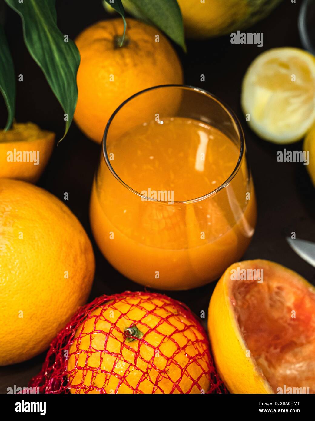 Un bicchiere di succo di frutta appena spremuto e arancia fresca al limone e pompelmo Foto Stock