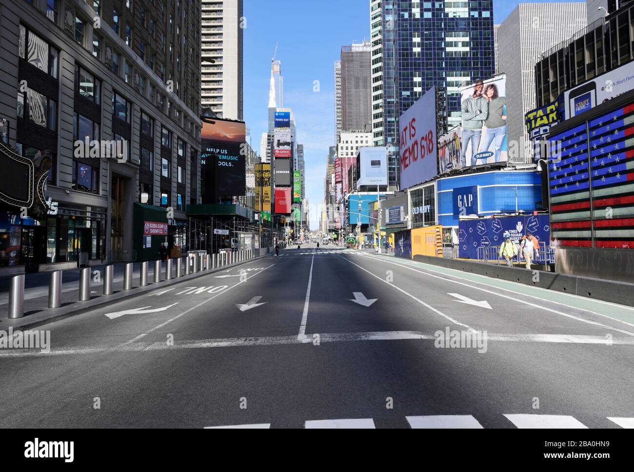 New York Times Square durante la quarantena dello scoppio del virus Corona, per lo più vuota Foto Stock