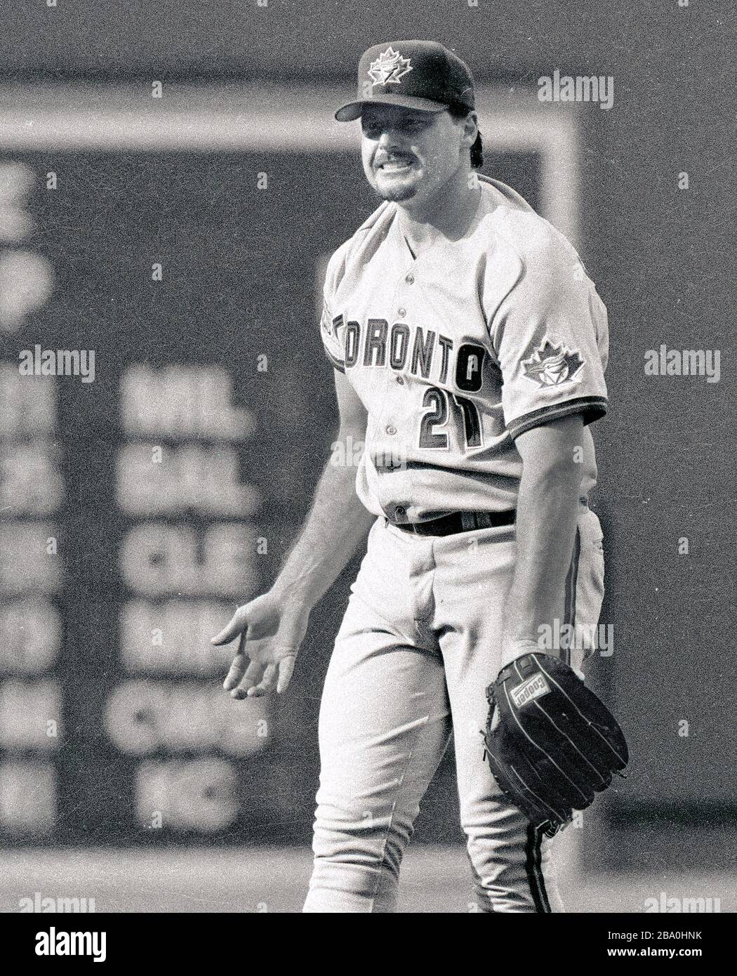 Toronto Blue Jays Pitch Roger Clemens Grimaces dopo Boston Red Sox batter ottiene un colpo fuori lui al Fenway Park a Boston ma USA 1997 foto di Bill belknap Foto Stock
