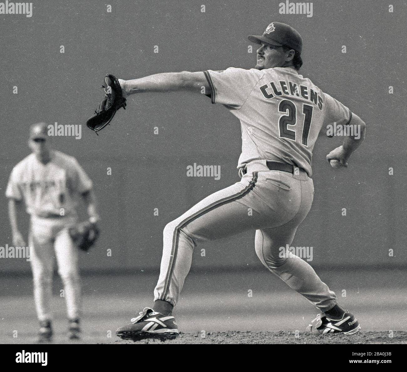 Il lanciatore Toronto Blue Jays Roger Clemens ha lanciato la sua palla veloce contro il Boston Red Sox al Fenway Park a Boston ma USA 1997 foto di Bill belknap Foto Stock