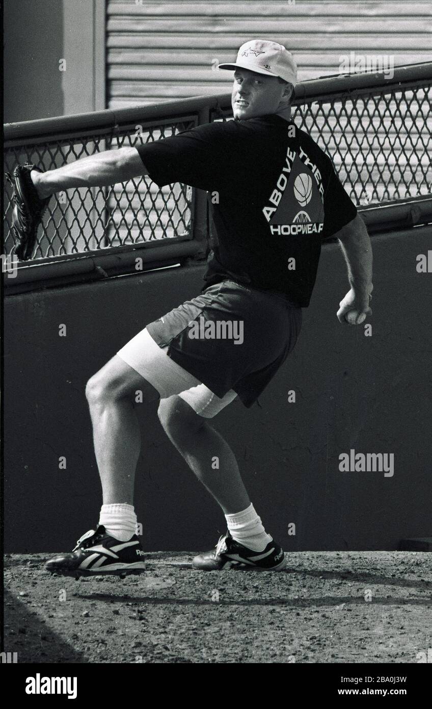 Roger Clemens, lanciatore di Red Sox, ha le sue abilità di lanciarsi nella penna Red Sox bull durante una giornata al Fenway Park di Boston ma USA, foto ecculsiva di Bill Bellknap anni '90 Foto Stock