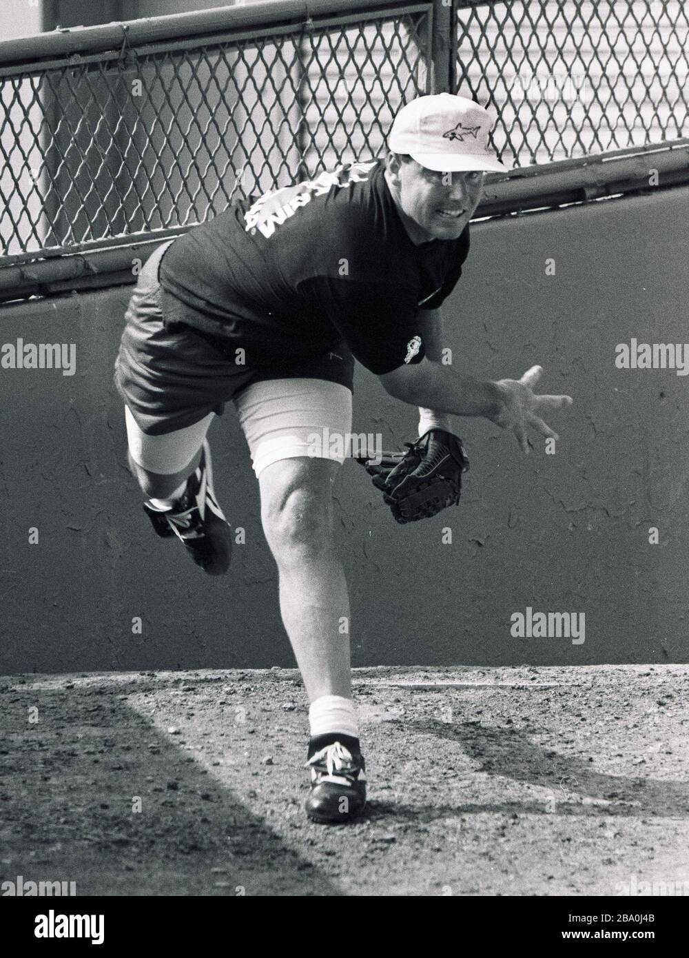 Roger Clemens, lanciatore di Red Sox, ha le sue abilità di lanciarsi nella penna Red Sox bull durante una giornata al Fenway Park di Boston ma USA, foto ecculsiva di Bill Bellknap anni '90 Foto Stock