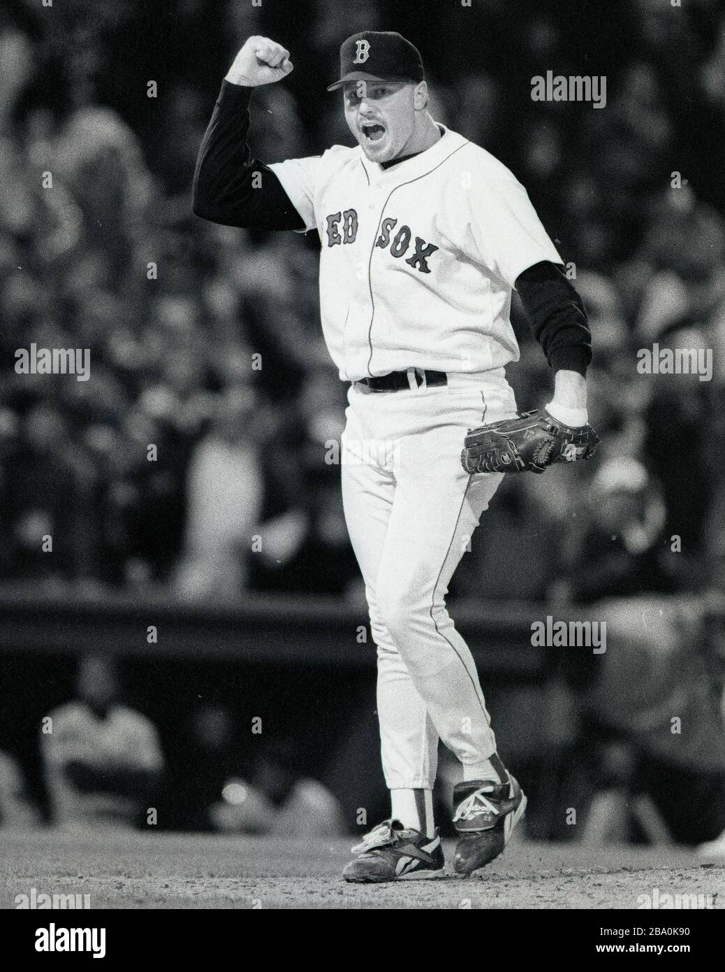 Roger Clemens, lanciatore dei Boston Red Sox, reagisce mentre colpisce una pastella durante l'azione di gioco al Fenway Park di Boston ma USA 1994 foto di Bill belknap Foto Stock