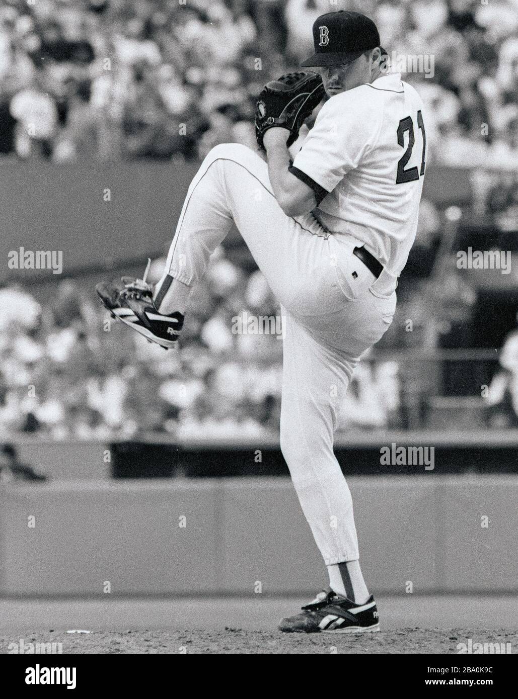 Boston Red Sox pitch Roger Clemens in azione di baseball al Fenway Park a Boston ma USA 1995 foto di Bill belknap Foto Stock