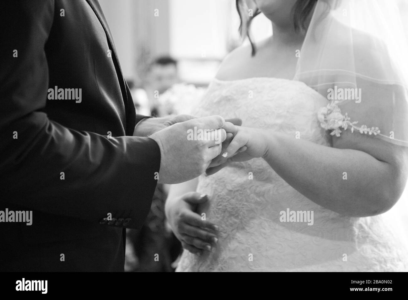 Scambio di anelli del giorno di nozze in inghilterra, primo piano delle mani alla cerimonia di nozze Foto Stock