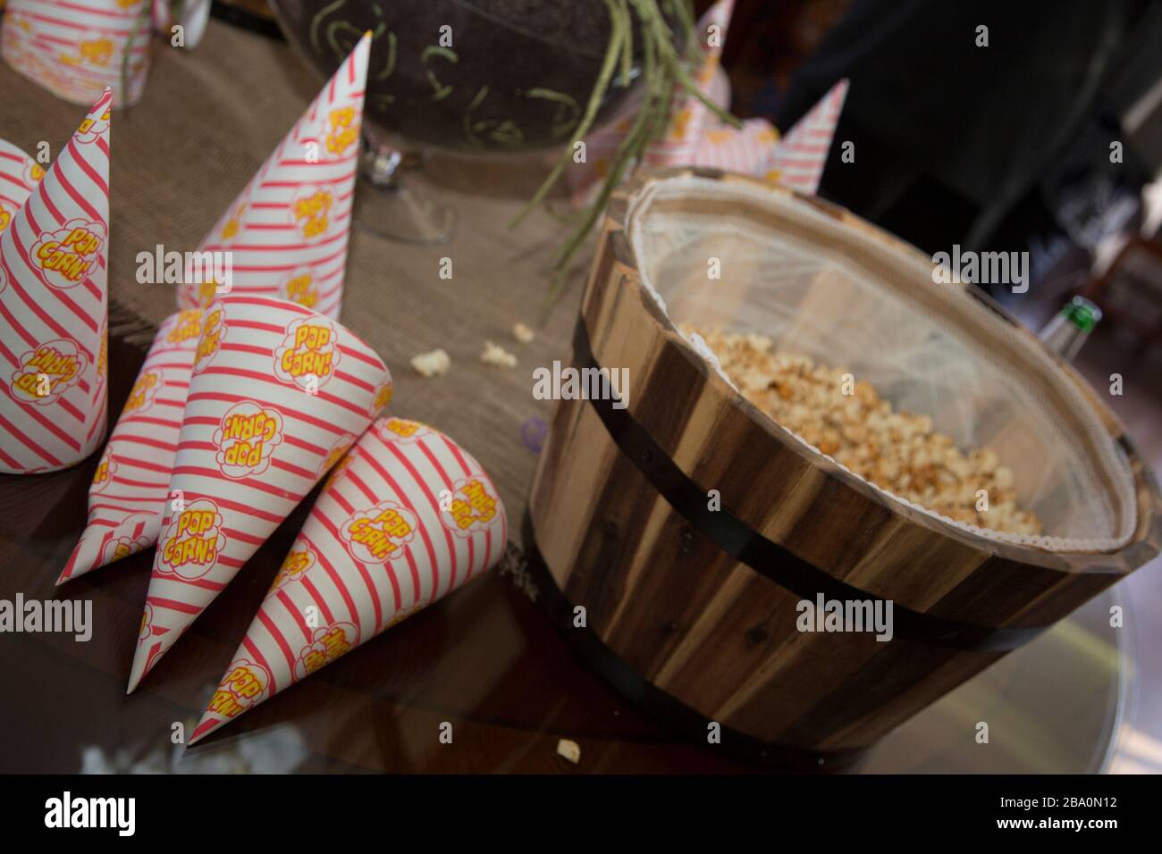 Secchio di popcorn e pacchetti di popcorn ad un ricevimento di nozze, tratta di popcorn ad un matrimonio Foto Stock