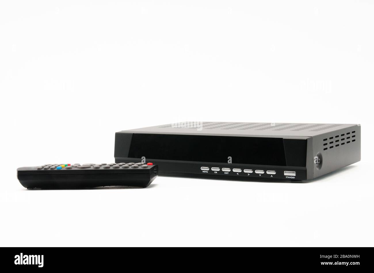 Sintonizzatore TV digitale con telecomando su sfondo bianco isolato Foto Stock