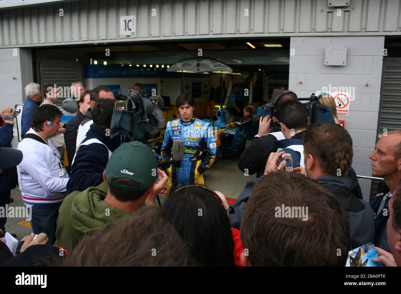 Nelson Piquet Jr debutta nella giornata di test per il Team Renault Formula 1 davanti alla stampa in occasione di un evento pubblico Silverstone Race Circuit Northampton UK 20 settembre 2006 Foto Stock