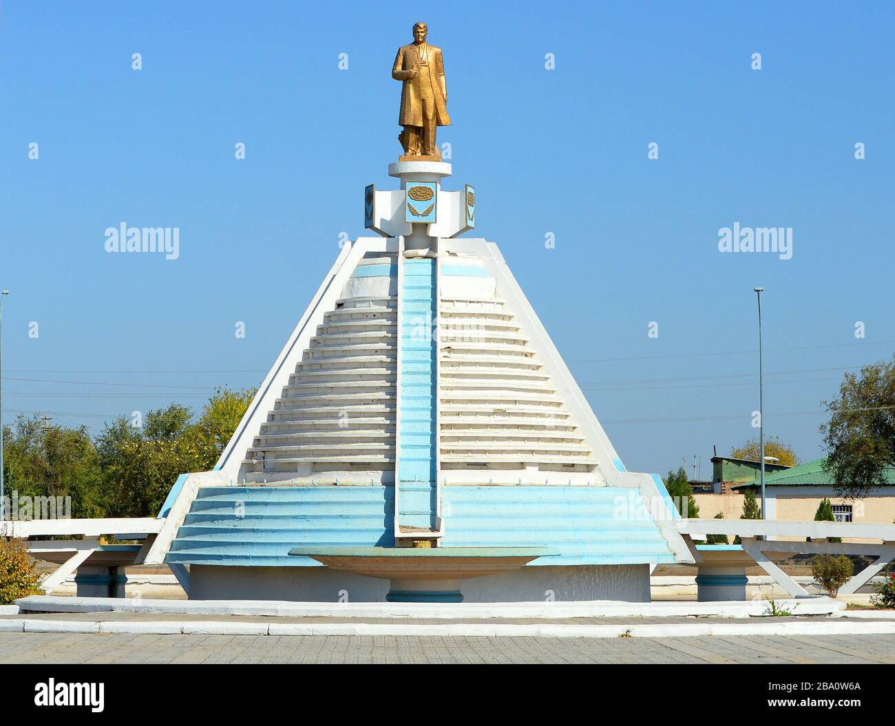 Statua dorata di Saparmurat Niyazov in struttura piramidale circolare a Dashoguz. Primo presidente del Turkmenistan. Foto Stock