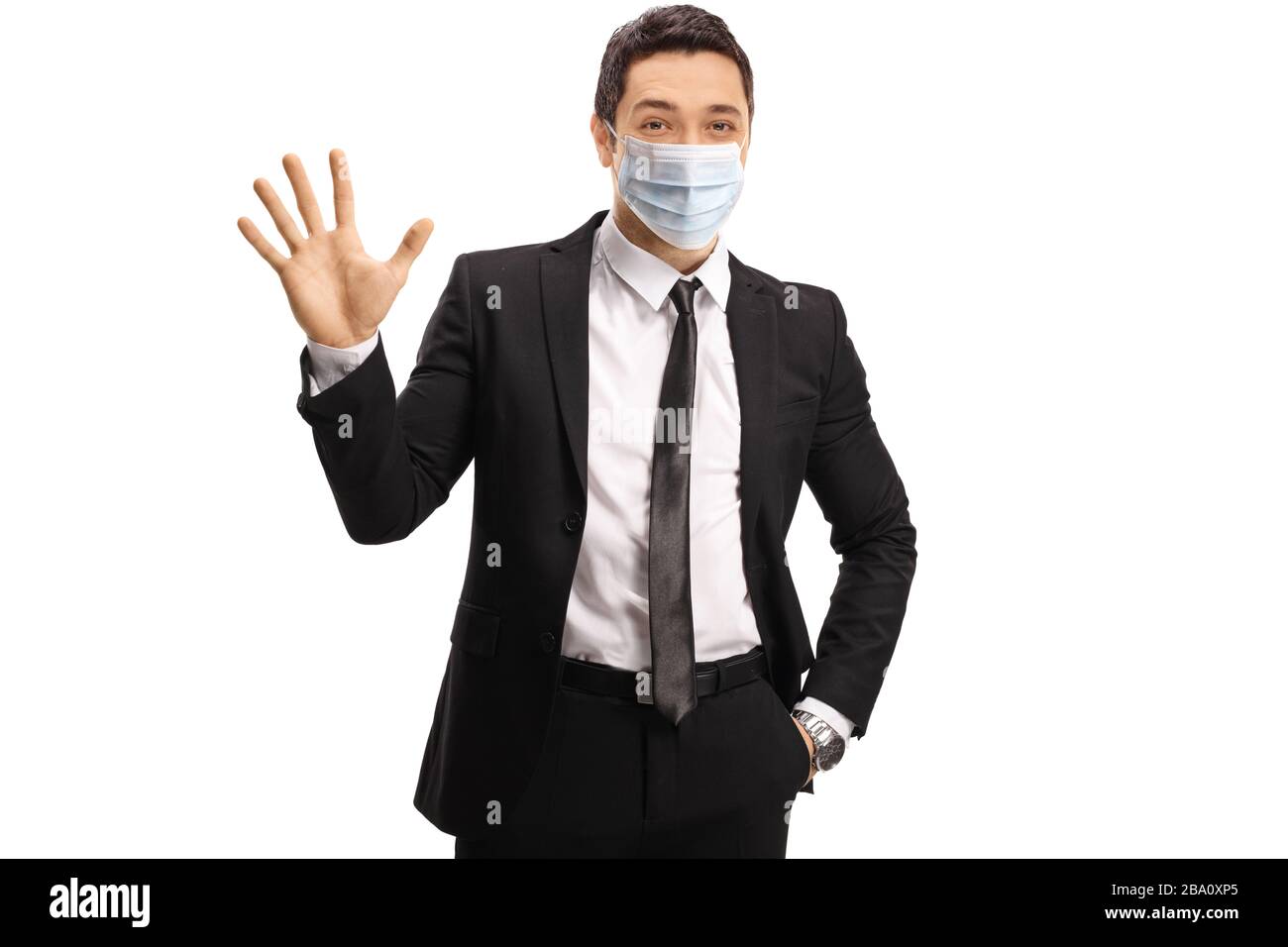 Giovane uomo in tuta che indossa una maschera protettiva medica e mostra mani pulite isolate su sfondo bianco Foto Stock