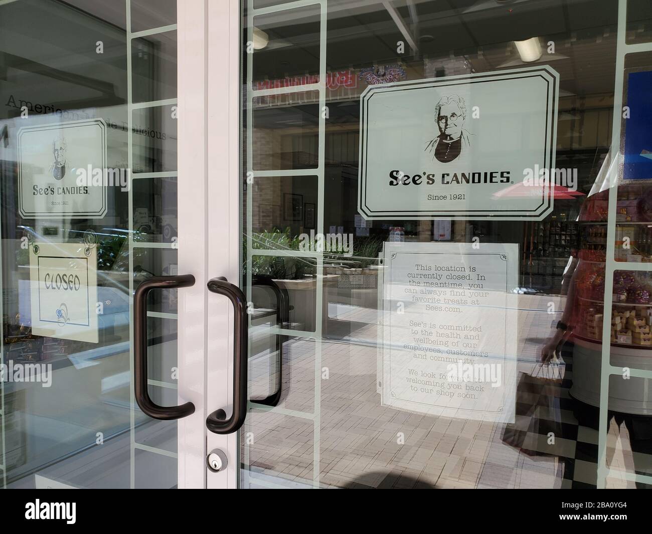Firma al See's Candies che annuncia orario limitato e chiuso zona pranzo durante un rifugio in ordine durante un focolaio del coronavirus COVID-19, Walnut Creek, California, 19 marzo 2020. () Foto Stock