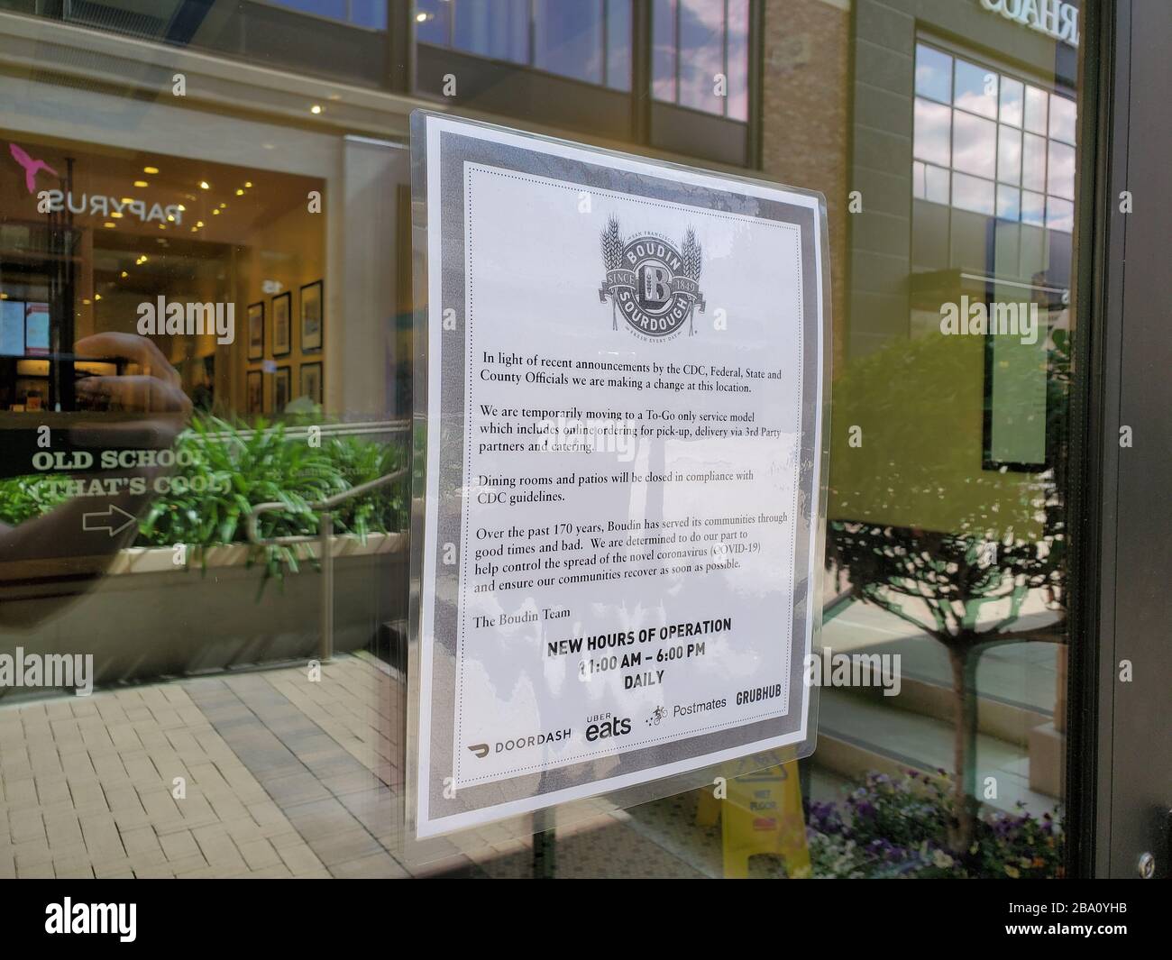 Cartello a Boudin pane annuncio orario limitato e chiuso zona pranzo durante un rifugio in ordine luogo durante uno scoppio del COVID-19 coronavirus, Walnut Creek, California, 19 marzo 2020. () Foto Stock