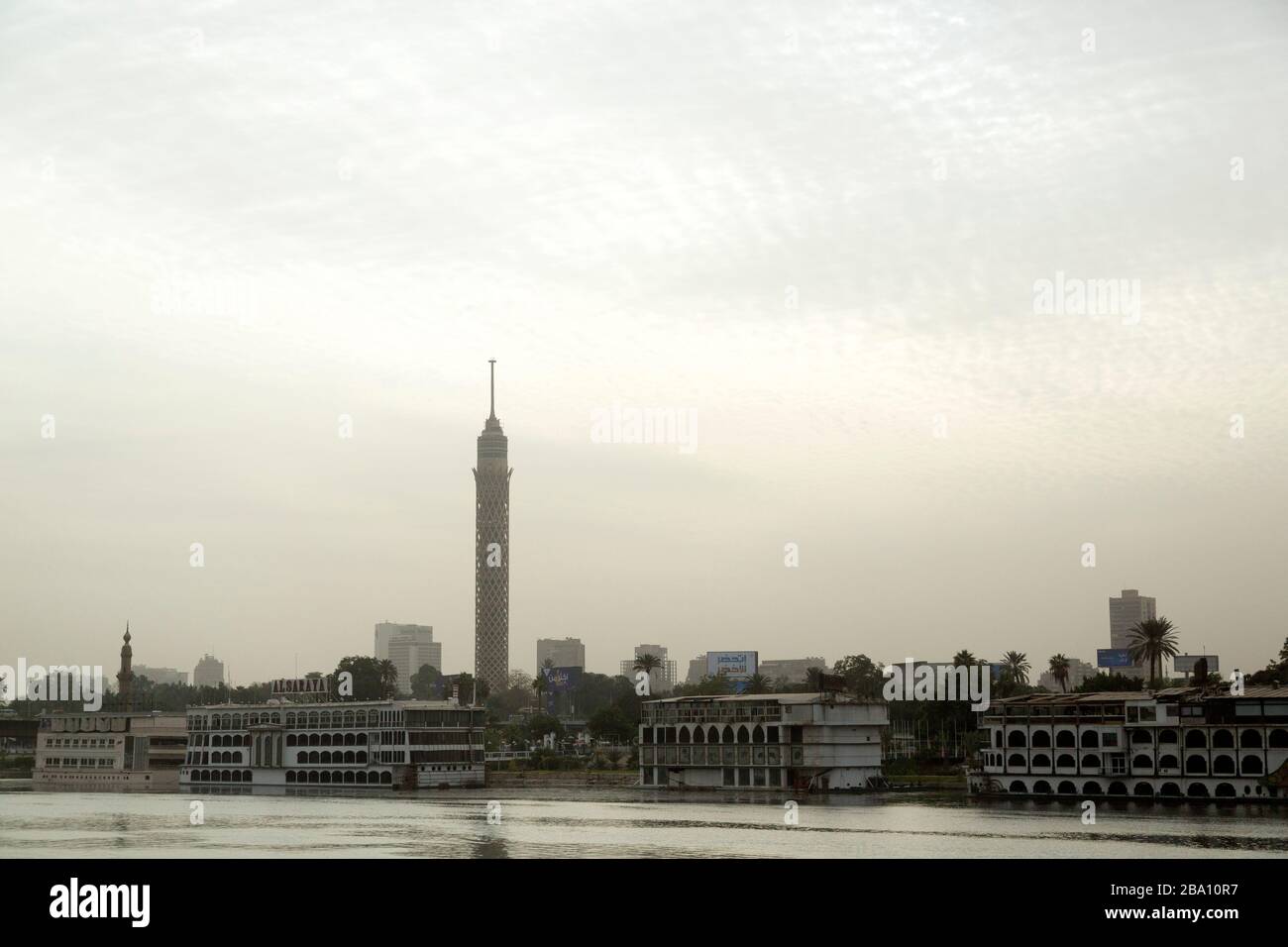 La Torre del Cairo, conosciuta come ananas di Nasser, domina il paesaggio urbano del Cairo, Egitto. Il fiume Nilo scorre in primo piano. Foto Stock