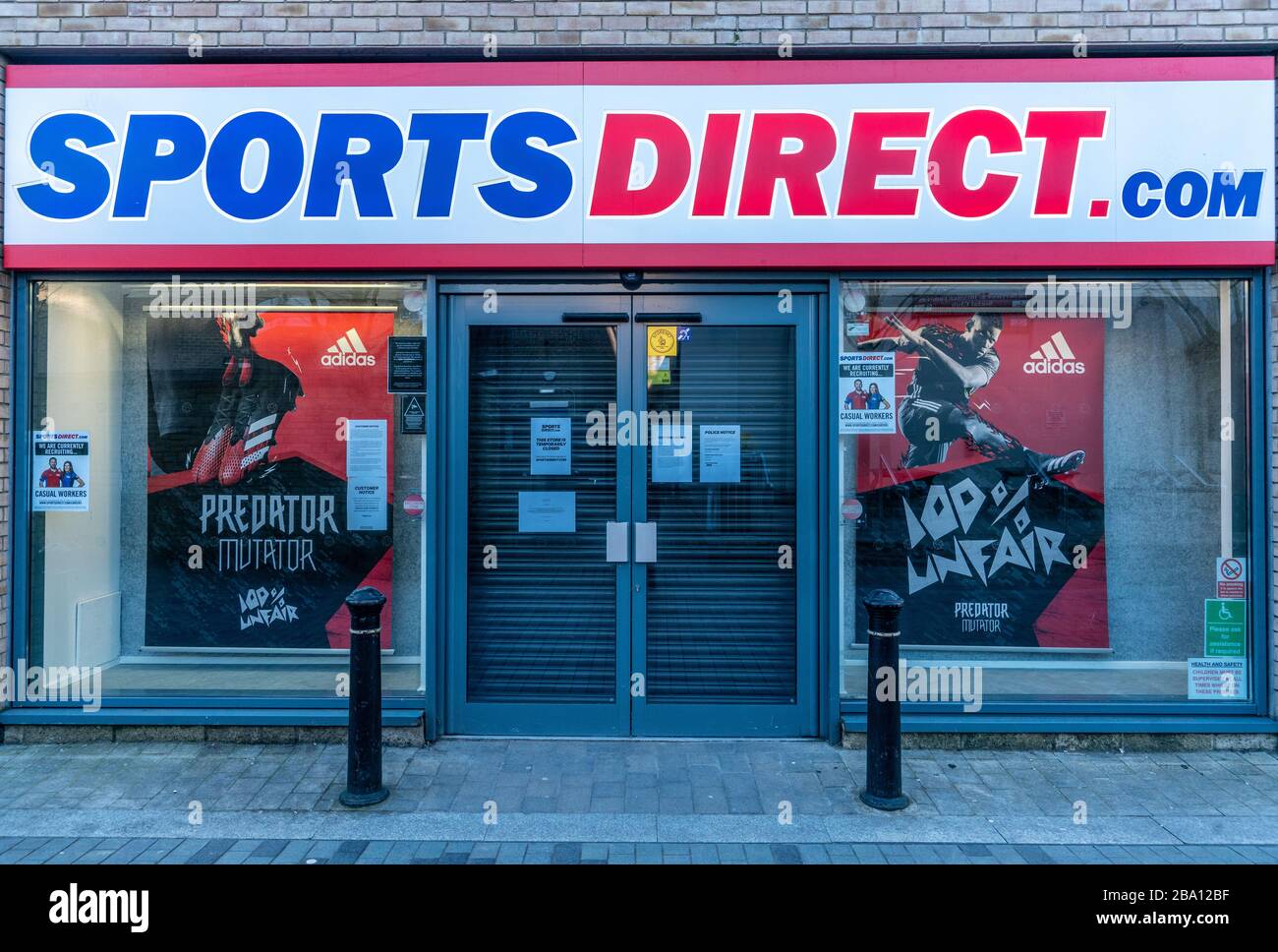 Di fronte all'opposizione pubblica, Sports Direct, un'azienda britannica che fornisce attrezzature sportive e per biciclette, chiude finalmente le porte. Coronavirus. Foto Stock