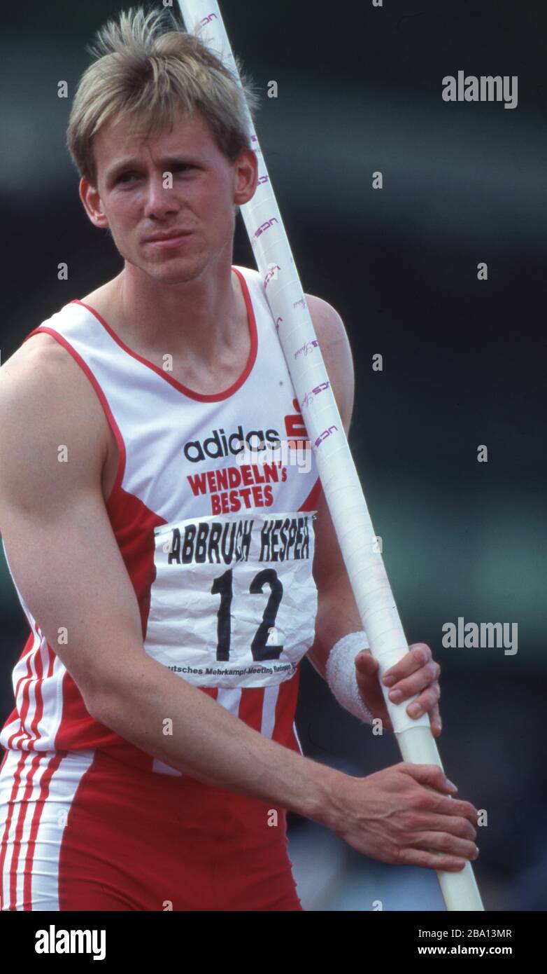 Atene, Griechenland. Primo: 1997, Campionati mondiali di atletica, in Grecia Sport, Coppa del mondo, Campionati mondiali di atletica, Campionati mondiali di atletica, Campionati mondiali di atletica, ad Atene, 1997, archivio immagini atletica, decathlon, decathlon, 10-man, uomini, Frank Busemann, Germania, vince bronzo, mezza figura, Vault Pole | utilizzo Worldwide Credit: dpa/Alamy News 2020 Foto Stock